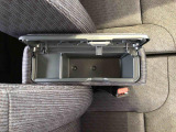 センターアームレスト付きで運転中も腕が楽々!
