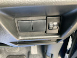 【ヘッドライトレベライザー】リヤシートに人や荷物を載せると車両後方が沈み、その状態でヘッドライトを付けると光が上向きになり対向車の視界を妨げてしまうので、ダイヤルを回して照らす向きを下向きにします☆