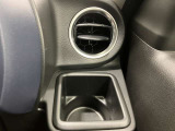 【運転席ドリンクホルダー】使いやすさに配慮したドリンクホルダー