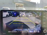 【リヤカメラ・ワイドビュー】後方を広く映し出し、左右からの接近車両や歩行者も確認しやすいビューです。