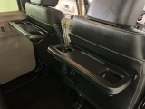 運転席と助手席のシートの裏に収納式のテーブルが装備されています。休憩時のちょっとした小物置きに使えてとっても便利ですね♪