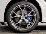 【BMWアロイホイル】軽量かつ強度に拘ったアロイホイル。走行性能ポテンシャルを引き出す設計。車の足元を引き締めてくれる大きなポイントはアロイホイルです。
