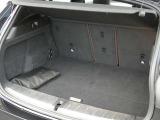 リヤ・シートは4:2:4の3分割にバックレストを倒して使うことが可能。急に荷物が増えたときや大きな物を運搬する際には、それぞれの収納ニーズに合わせて多様な積載パターンを選択可能です。