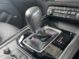 アクセルペダルを踏み込む量や速さに応じて変速パターンを制御し、人馬一体の運転感覚を発揮してくれる6速オートマ!