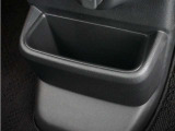 ◆センターロアボックス◆インパネ中央の下部には、ごみ箱としても使用する事ができるセンターロアボックスを装備しております。