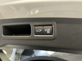 ハンズフリーパワーバックドアオプション付きのお車です。両手に荷物を持ったままバックドアを開けることができるので、便利です。