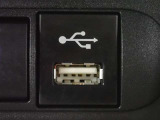 充電用USB端子付き。スマートフォンなどの充電に便利です。