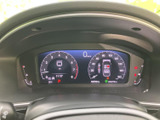 必要な情報をひと目で確認できる、見やすいメーターデザインです。運転中の視認性を高め、安全運転をサポートします。