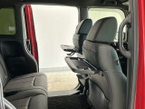 運転席と助手席のシートの裏に収納式のテーブルが装備されています。休憩時のちょっとした小物置きに使えてとっても便利ですね♪