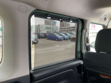 【ロールサンシェード】車内の日差しを遮り、紫外線や外部からの視線をカットする便利な装備です。