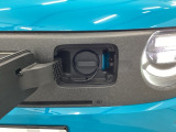 急速充電は車内のボタンを操作して開け、あとは充電コネクターを差すだけで充電開始します。簡単な充電操作と、フタの開け方を変えることで差し間違いを防げる安心感。