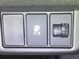 急速充電は車内のボタンを操作して開け、あとは充電コネクターを差すだけで充電開始します。簡単な充電操作と、フタの開け方を変えることで差し間違いを防げる安心感。
