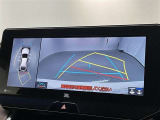 パノラミックビューモニターシステムが付いているので車の上から見た映像が確認できますよ。 一目で車両周辺の情報を確認できますが、直接安全をご確認下さい。