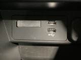 インパネ下部にはUSB端子(タイプA)2個を装備。従来からのアクセサリーソケットからも電源は確保できます!