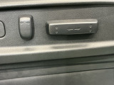 電動シートはスイッチ操作でシートのスライドや高さが上下に微調整できるのでちょうどいい高さで運転に余裕が生まれます