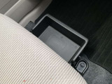 助手席シートの下に、便利な前後スライド式のアンダーボックスを装備。運転用の替え靴や、車内に常備したいこども用品、着がえた服などを収納できます。