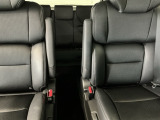 車外に出なくても運転席から3列目シートまで移動が可能です。子育てや荷物が多いときなど利便性が高いです