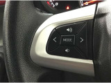 運転中目線を変えずにオーディオの操作ができるステアリングスイッチです