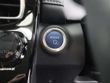 スマートキー携帯していれば、キーを取り出すことなくドアハンドルを軽く握るだけでドアを解錠、ドアハンドルのセンサーに触れるだけでドアを施錠します。エンジン始動やハイブリッドシステム起動も押すだけです!