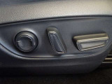 【電動シート】スイッチ一つでシート位置を調整できるので、手動ではなかなか難しい微調整が簡単にできます♪