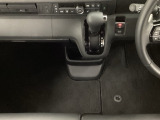 自社整備工場で点検整備をおこなってからお渡ししています。車検が残っている場合は『12ヶ月点検整備』を、車検整備付きの場合は『車検整備』をおこないます。整備費用は車両本体価格に含まれています。