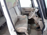 フロントシートはベンチシートです、運転席と助手席の移動が簡単です。 また運転席シートの高さも調整できます。