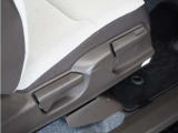 ◆シートハイトアジャスター◆運転席を上下に高さ調節ができます!運転ポジションを体格に合わせてシート調整できます。