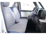 ベンチシートなので、左右どちらのドアからも乗り降りが可能ですので、狭い駐車場や縦列駐車をした際などに役立ちます!