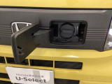 急速充電は車内のボタンを操作して開け、あとは充電コネクターを差すだけで充電開始します。簡単な充電操作と、フタの開け方を変えることで差し間違いを防げる安心感。