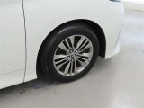 装着タイヤサイズは、225/60R18です。純正アルミホイールを装着しております。