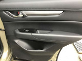 後席のドアトリムとパワーウィンドウスイッチです。