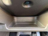 運転席の足元には小物入れがあります!
