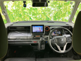 運転しやすい視界を確保する、シンプルなインパネデザイン。直感的な操作で、快適なドライブを楽しめます。