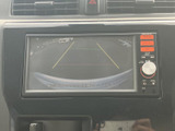バックカメラの映像を表示し、後退時の安全をサポート。停車時の確認にも役立ちます。