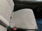 【シートアンダーボックス】座面に付いているこの紐を引っ張ると