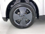 アルミホイールが車の雰囲気を引き立てますね!