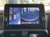 『アラウンドビューモニター』は、空から見下ろすような視点で、スムースな駐車と安全確認をサポートします。