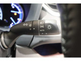 スイッチをオートに設定しておけば、車外の明るさに応じて自動的にヘッドランプを点灯・消灯します。夕暮れ時やトンネルの続く山道などを走行する時に便利なコンライトを装備しています。