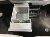 インストセンタースライドボックス・小物やスマホなどのちょっと置いたり、紙パックも収まるスライド式の収納です。ケーブルスリットがあり、スマートフォンを立てたままUSB電源に接続して充電できます。