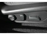 パワーシート(乗り降りから、運転席のポジション設定まで、ボタンで一つで微調整できます。高級車の必須アイテムです。)