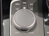 iDriveコントローラー シンプルかつ直観的な操作で、コントロール・ディスプレイに表示されるさまざまな機能を設定できます。