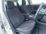 運転席まわりには十分なスペースがあり、大柄な方でもゆったり運転していただける環境です。