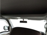 前席頭上に収納棚をを装備しております。