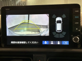 リバースギアに入れるだけで後方の表示へ切り替わります。夜間や雨の日の駐車も楽になりますよ。