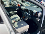 運転席は使用感少なく綺麗です。