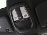 ルーフにあるボタンは、車両が始動しない場合、パンクした場合、または事故に遭った場合などの緊急時に支援の要請に使用できるため、安心感を高めることができます。