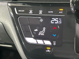 【オートエアコン】一度お好みの温度に設定すれば、車内の温度を検知し風量や温度を自動で調整。暑い&hellip;寒い&hellip;と何度もスイッチ操作をする必要はありません。快適な車内空間には必須の機能ですね♪