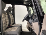 女性でも運転がしやすいように、シートの高さ調整機能(シートリフター)がついています。運転席と助手席の間が空いている為、助手席側への移動がスムーズです。交通量の多い道でも助手席側から乗り降りができます。