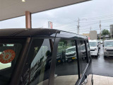 見落としがちな屋根もチェック。色ムラ・小キズ・へこみの有無や装備(ルーフレール等)も確認可能。