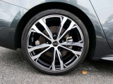 【アルミホイール】アルミホイール 5ツインスポーク ブラックメタリック ポリッシュト(Audi sport)8.5J&times;20+245/35 R20タイヤ(右後)